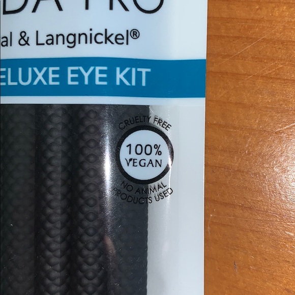 Vegan Eye Makeup Application Brushes - Picture 4 of 4